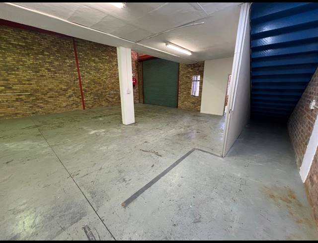 230M² WAREHOUSE TO LET IN STRIJDOMPARK